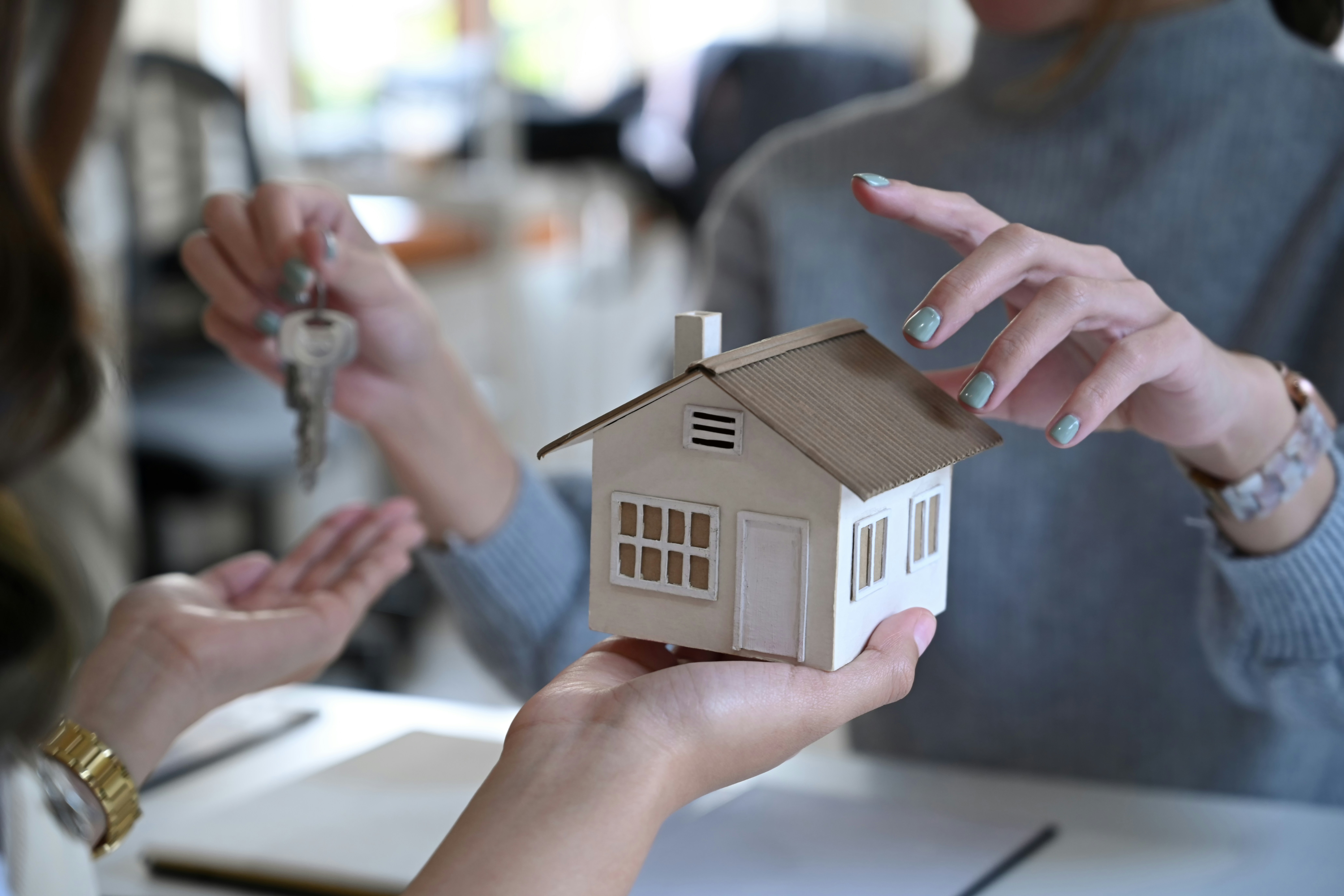 落ち着いた室内で行われる住宅の引き渡しを表現