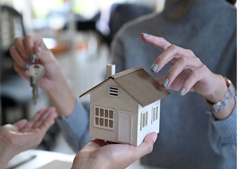 不動産事業の住宅模型と契約の様子